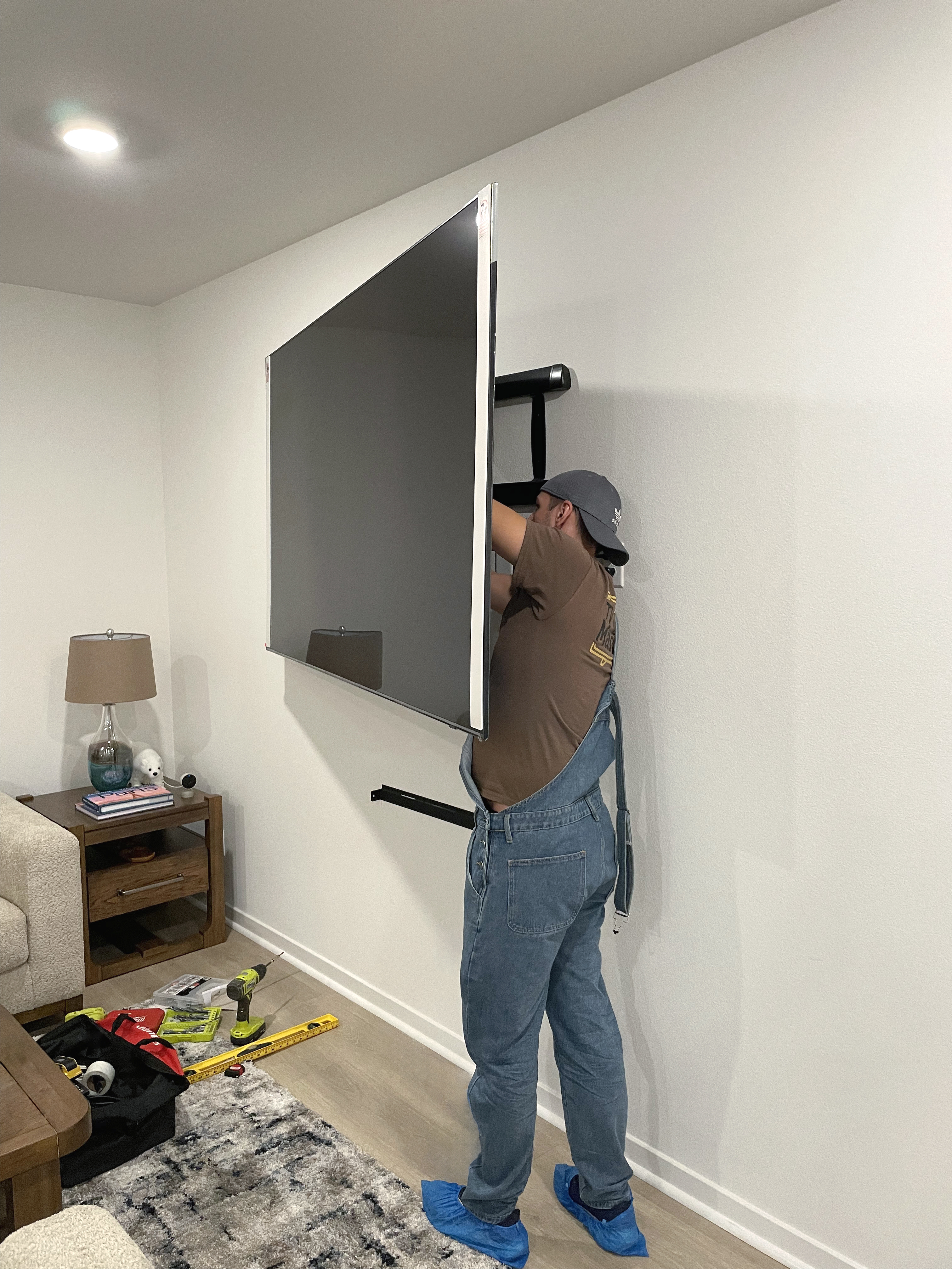 TV wall dismounting